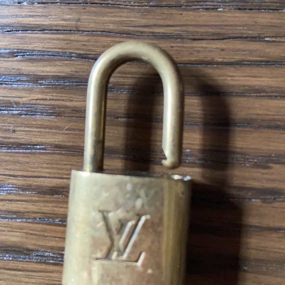 Louis Vuitton lock 🔒 - Picture 6 of 7